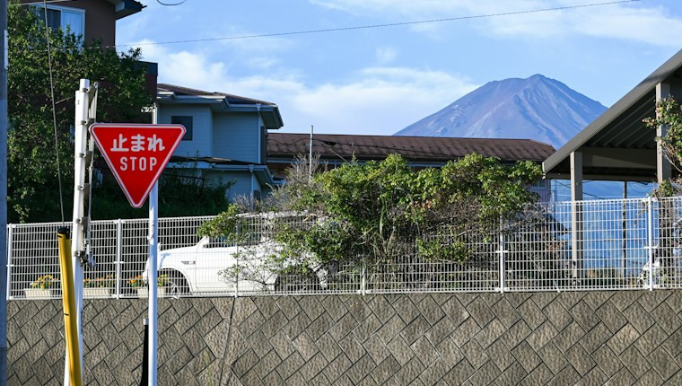 レンタカーで交通違反をしたらどうなる? 生活道路の新しい法定速度、反則金の納め方、駐車違反がいちばん高くつく理由